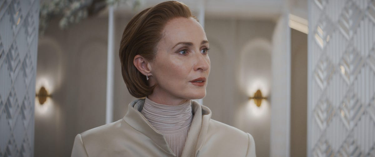 Récapitulatif de l'épisode 4 d'Andor : les héros rebelles de Star Wars travaillent dans l'ombre 9 Mon Mothma semble inquiète en arrivant dans un bel appartement à Andor