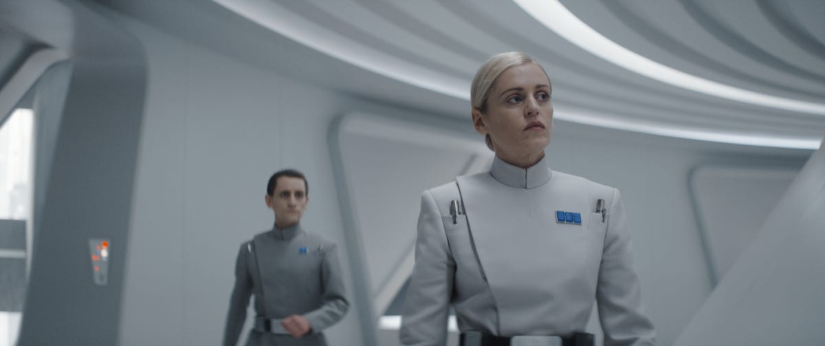Récapitulatif de l'épisode 4 d'Andor : les héros rebelles de Star Wars travaillent dans l'ombre 7 Dedra Meero semble prudente alors qu'elle traverse une pièce blanche à Andor