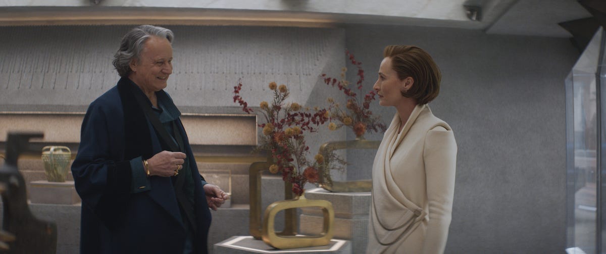 Récapitulatif de l'épisode 4 d'Andor : les héros rebelles de Star Wars travaillent dans l'ombre 11 Luthen Rael a l'air amical alors qu'il discute avec Mon Mothma à Andor