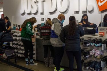 L'action Nike chute de 10% alors que les dirigeants prévoient des vêtements moins chers pendant au moins le reste de l'année - 5