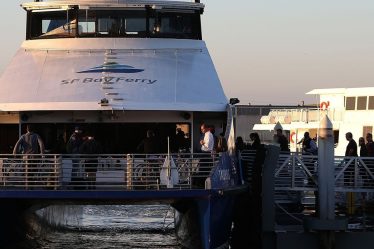 Le ferry de la baie de San Francisco se moque du Cybertruck flottant d'Elon Musk - 6