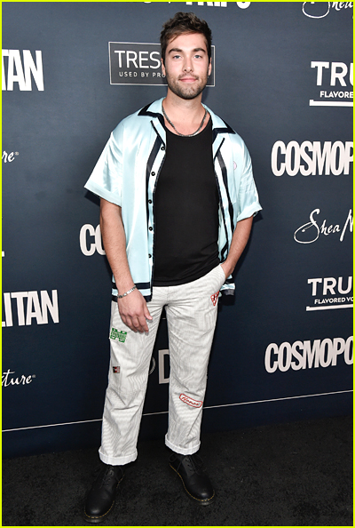 Les stars de « Pretty Little Liars : Original Sin » se réunissent lors de l'événement de lancement de CosmoTrips | Aaron Dominguez, Alycia Pascual-Pena, Austin North, Bailee Madison, Carlacia Grant, Chandler Kinney, Chibuikem Uche, Cierra Ramirez, Emma Kenney, Geffri Maya, Irene Choi, Jason Genao, Jonathan Daviss, Jonetta Kaiser, Kendrick Sampson, Landry Bender, Lewis Tan, Lexi Underwood, Madison Bailey, Madison Pettis, Malia Pyles, Marianly Tejada, Martin Bobb-Semple, Michael Provost, Netta Walker, Nico Greetham, Niles Fitch, Paris Berelc, Rhoyle Ivy King, Sierra Capri, Sisi Stringer, Tony Revolori , Zaria 22 Austin North à l'événement de lancement de CosmoTrips
