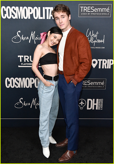 Les stars de « Pretty Little Liars : Original Sin » se réunissent lors de l'événement de lancement de CosmoTrips | Aaron Dominguez, Alycia Pascual-Pena, Austin North, Bailee Madison, Carlacia Grant, Chandler Kinney, Chibuikem Uche, Cierra Ramirez, Emma Kenney, Geffri Maya, Irene Choi, Jason Genao, Jonathan Daviss, Jonetta Kaiser, Kendrick Sampson, Landry Bender, Lewis Tan, Lexi Underwood, Madison Bailey, Madison Pettis, Malia Pyles, Marianly Tejada, Martin Bobb-Semple, Michael Provost, Netta Walker, Nico Greetham, Niles Fitch, Paris Berelc, Rhoyle Ivy King, Sierra Capri, Sisi Stringer, Tony Revolori , Zaria 31 Irene Choi et Michael Provost à l'événement de lancement de CosmoTrips