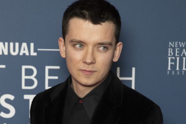 Sex EducationAsa Butterfield dans le premier aperçu du film de Noël - 6