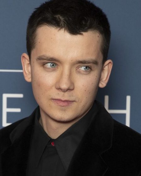 Sex EducationAsa Butterfield dans le premier aperçu du film de Noël 83 Sex EducationAsa Butterfield dans le premier aperçu du film de Noël - 82