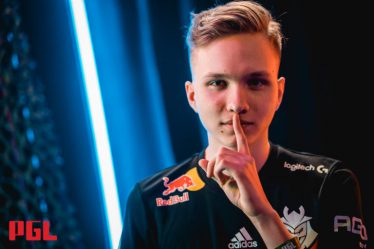 Réactions irréelles : m0NESY remporte la manche FPL CS:GO tout seul avec l'AWP - 15