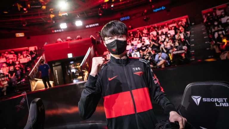 Faker utilise sa magie pour voler Baron sous le nez de l'équipe ennemie dans la file d'attente des champions de League 2 Faker utilise sa magie pour voler Baron sous le nez de l'équipe ennemie dans la file d'attente des champions de League - 1