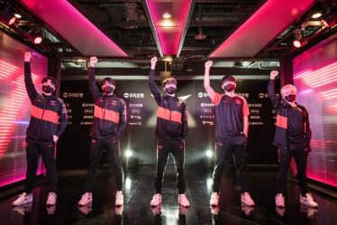 T1 retire Polt du poste d'entraîneur-chef de la Ligue et promeut Bengi au poste d'intérimaire avant les Mondiaux 2022 - 7