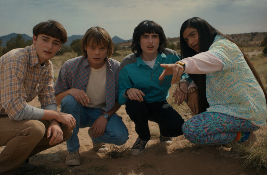 A fait Stranger Things la saison 4 a-t-elle gagné des Emmys ? 3 DES CHOSES PLUS ÉTRANGÈRES. (L à R) Noah Schnapp comme Will Byers, Charlie Heaton comme Jonathan Byers, Finn Wolfhard comme Mike Wheeler, et Eduardo Franco comme Argyle dans STRANGER THINGS. Cr. Avec l'aimable autorisation de Netflix © 2022
