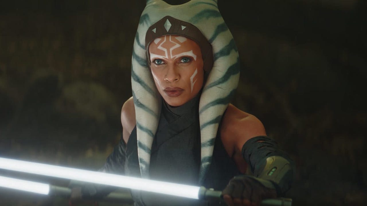 Ahsoka: une liste de distribution mise à jour pour la série Star Wars de Disney +, y compris Rosario Dawson 3 Ahsoka Tano de Rosario Dawson brandissant des sabres laser blancs