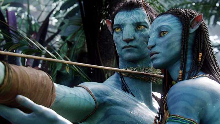 Avatar revient au cinéma, mais sa magie s'est-elle estompée ? 3 Un extraterrestre mâle et femelle se préparent à se battre dans Avatar.