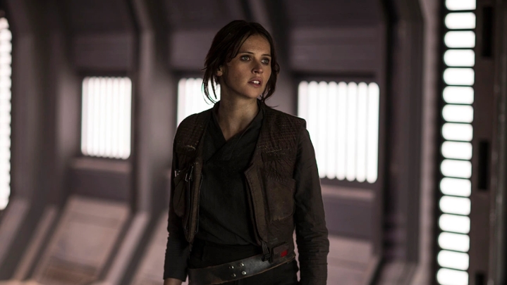 Avec le prochain Andor, Rogue One tient-il toujours le coup ? 8 Jyn Erso à la recherche d'un bar Snickers parce que sauver des trucs est un travail affamé