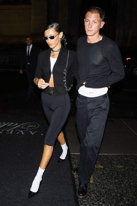 new york, new york 06 septembre bella hadid l et marc kalman assistent au dîner de lancement de l'invité gigi hadids en résidence au chalet à saks Fifth Avenue à Midtown le 06 septembre 2022 à new york city photo de gothamgc images