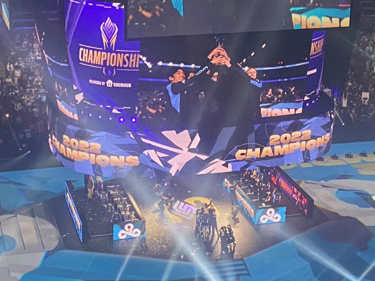 Cloud9 a couronné les champions LCS après avoir battu 100 voleurs en seulement 3-0 lors du championnat LCS 2022 - 1