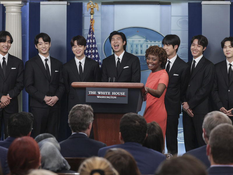 Des membres du groupe pop sud-coréen BTS visitent la Maison Blanche le 31 mai 2022.
