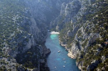 Dans les Calanques près de Marseille, le fléau des locations illégales de bateaux – Sciences et Avenir › News Geek - 5