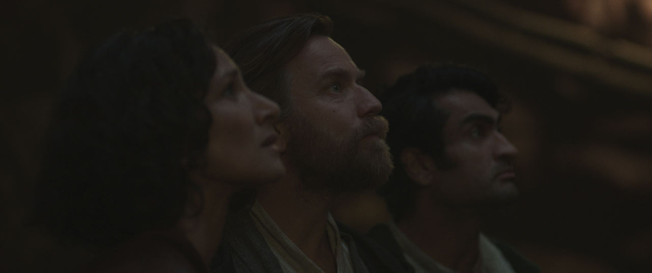 D'un certain point de vue : épisode d'Obi-Wan Kenobi 3 Tala, Obi-Wan et Haja lèvent les yeux dans la partie 5