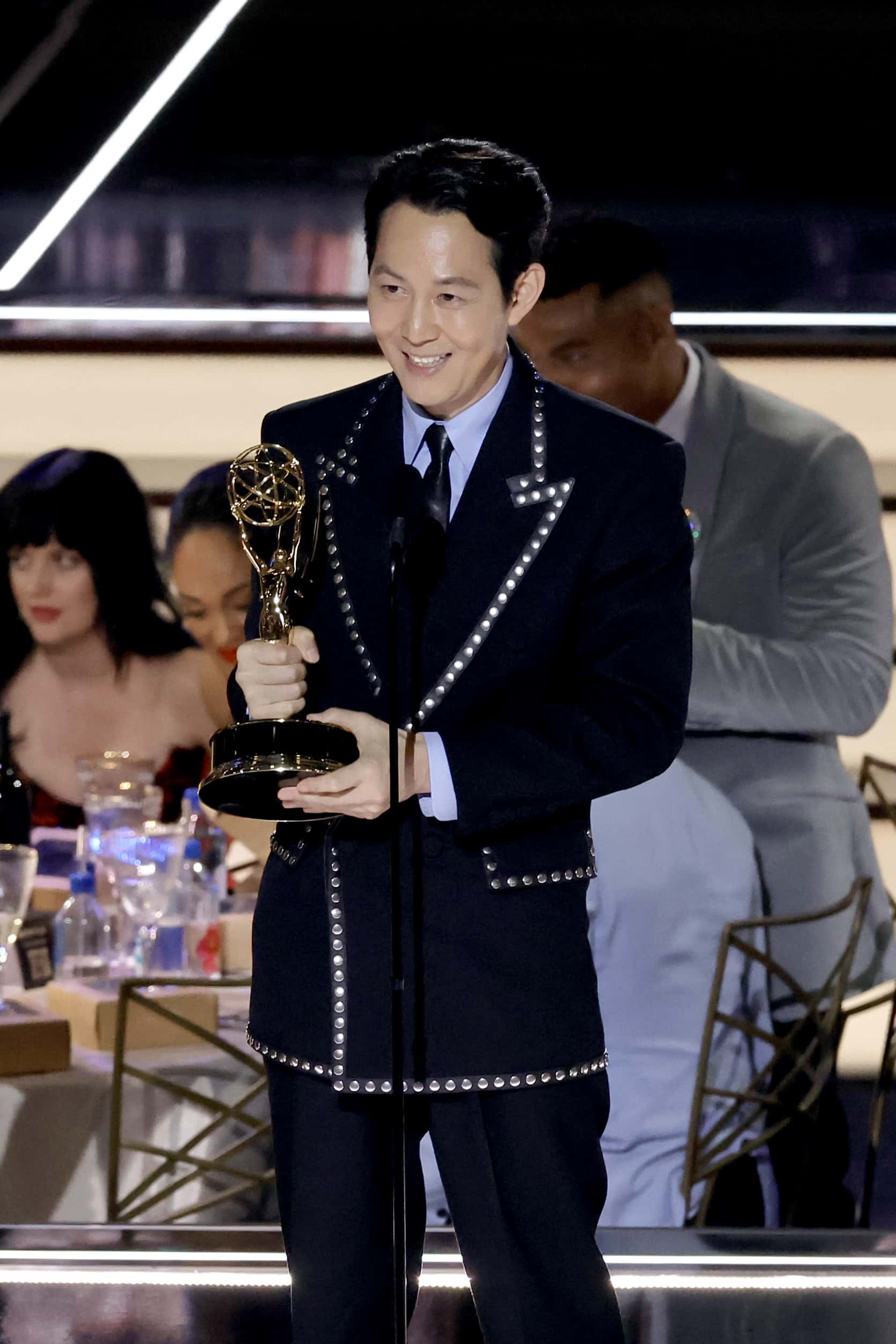 Emmys 2022 : les fans de Bob Odenkirk crient au "vol" après 'Squid GameLee Jung-Jae de 's remporte le prix d'acteur principal dans une série dramatique 3 Lee Jung-jae accepte le prix du meilleur acteur principal dans une série dramatique pour