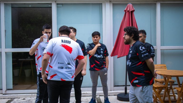 Un joueur d'Infinity appelle les équipes NA CS:GO après s'être qualifié pour l'IEM Rio Major Americas RMR - 1