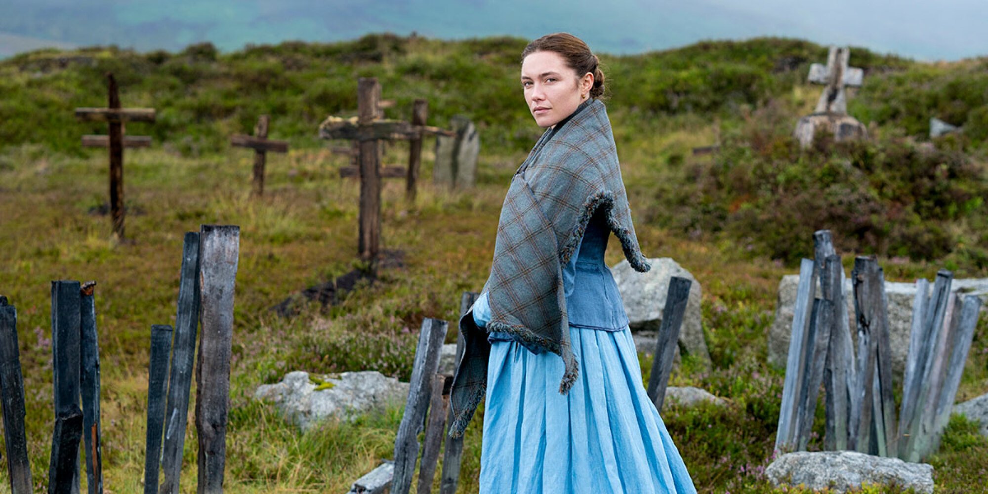 Florence Pugh sourit en costume des années 1800 dans 
