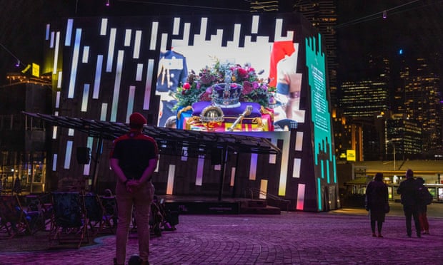 «Fin d'une époque»: comment les funérailles de la reine ont été vues dans le monde | Reine Elizabeth II 1 Les gens qui regardent les funérailles de la reine à Federation Square à Melbourne