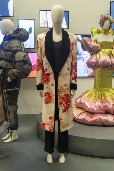 Hallyu ! La revue Korean Wave – un remix historique éblouissant | Art 1 La mode est fondamentale… Une veste à fleurs conçue par Kim Seo Ryong et portée par Jin du groupe K-Pop BTS dans Hallyu ! La vague coréenne.