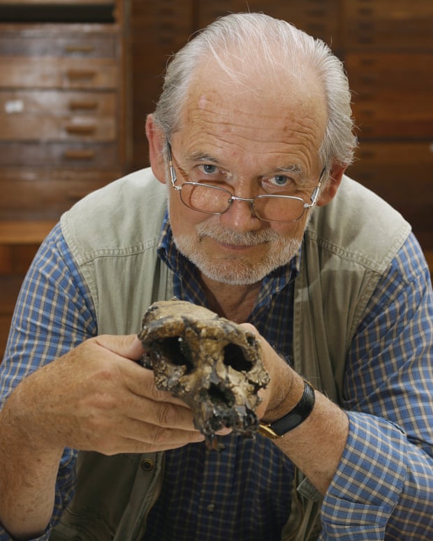 Humain le plus âgé ou juste un autre singe ? Row éclate sur un fossile vieux de 7 millions d'années | Paléontologie 1 Le professeur Michel Brunet, de l'université de Poitiers, tenant le crâne de Toumaï à l'université de N'Djamena au Tchad.