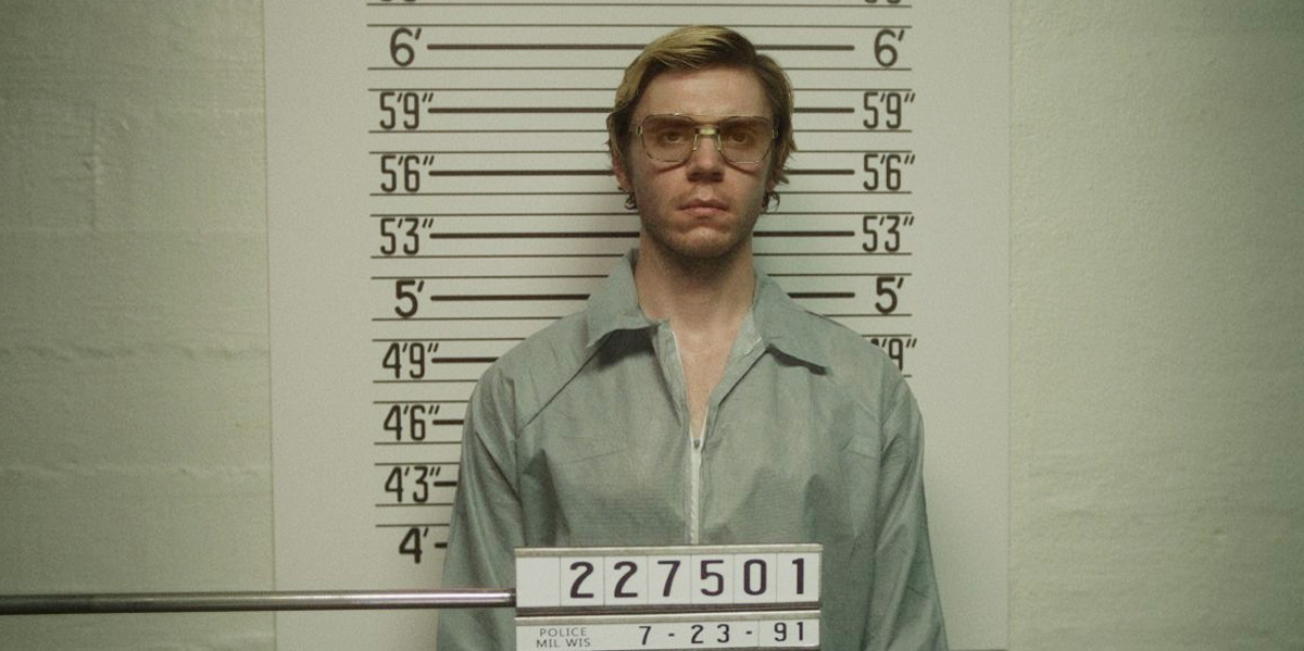 "Ils ne peuvent pas commercialiser la nouvelle série Dahmer en tant que LGBT, c'est tellement foutu" : la pression des fans oblige Netflix à abandonner le tag LGBTQ - Ont-ils franchi une ligne ? 3 Evan Peters Dahmer série 2