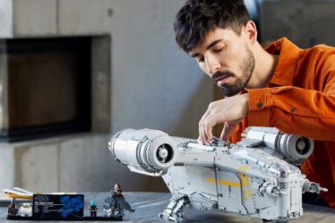 LEGO lance l'édition collector ultime de 600 $ de l'écusson du rasoir du mandalorien - 11