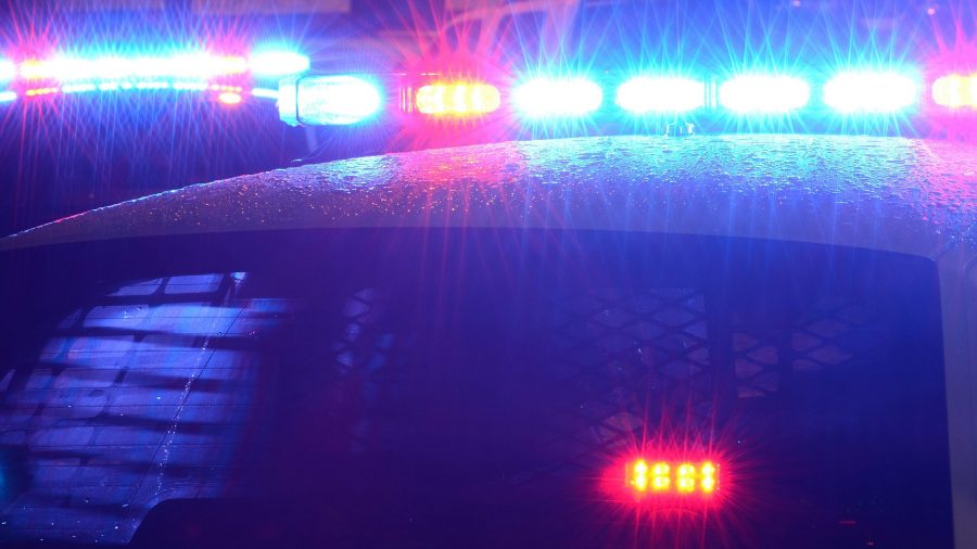 La police du Colorado publie une vidéo d'une voiture de police avec un suspect à l'intérieur heurté par un train 2 La police du Colorado publie une vidéo d'une voiture de police avec un suspect à l'intérieur heurté par un train - 1