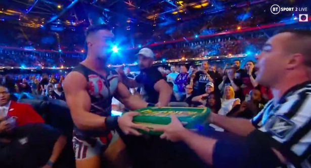 Austin Theory tentait d'encaisser sa mallette Money in the Bank
