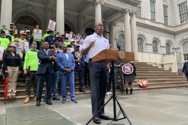 Le maire Adams se mobilise pour soutenir le plan de rezonage du Bronx avant l'audience du conseil après s'être retiré d'un rassemblement similaire la semaine dernière - 27