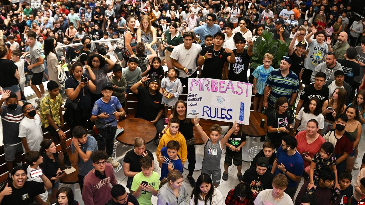 L'ouverture de MrBeast Burger a attiré une foule de 10 000 personnes 2 L'ouverture de MrBeast Burger a attiré une foule de 10 000 personnes - 1