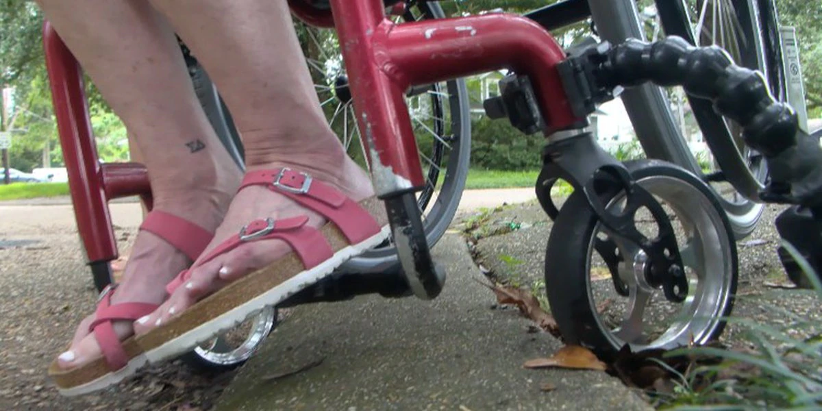 Mme Wheelchair Louisiana demande de meilleurs trottoirs 2 Mme Wheelchair Louisiana demande de meilleurs trottoirs - 1