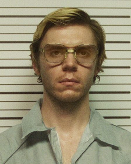 Netflix laisse tomber l'étiquette LGBTQ sur l'émission de Jeffrey Dahmer au milieu d'un contrecoup 52 Netflix laisse tomber l'étiquette LGBTQ sur l'émission de Jeffrey Dahmer au milieu d'un contrecoup - 51