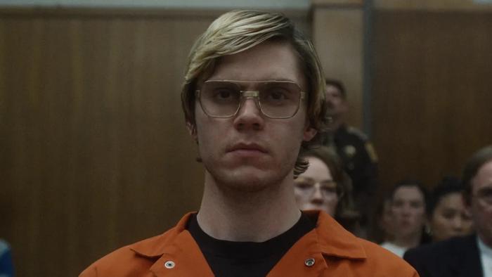 Netflix supprime l'étiquette LGBTQ de la série controversée Dahmer au milieu d'un contrecoup 2 Netflix supprime l'étiquette LGBTQ de la série controversée Dahmer au milieu d'un contrecoup - 1