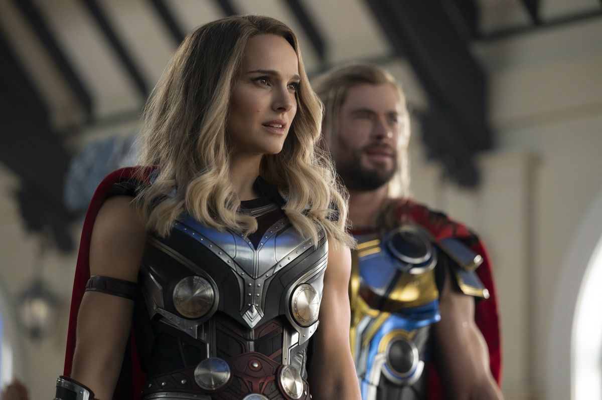 Natalie Portman en tant que The Mighty Thor se tient devant Chris Hemsworth en tant que Thor dans Thor: Love and Thunder