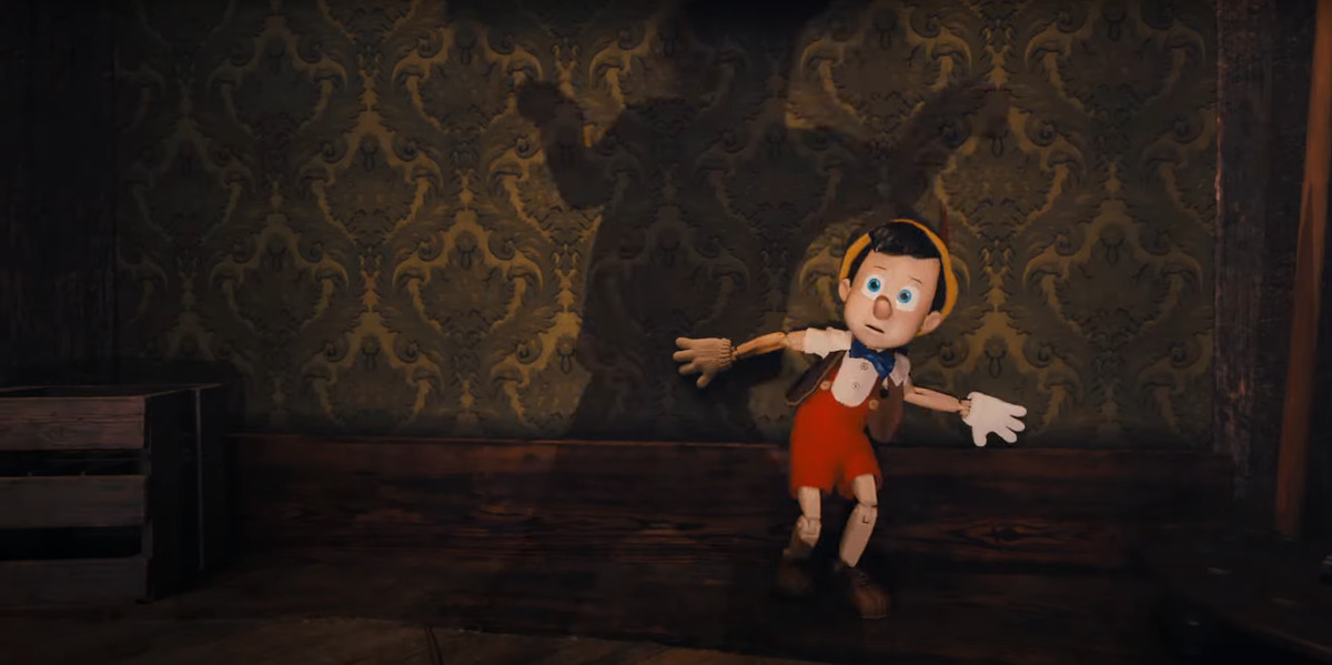 Pinocchio recroquevillé par la peur d'une menace invisible dans le film Pinocchio de Disney Plus