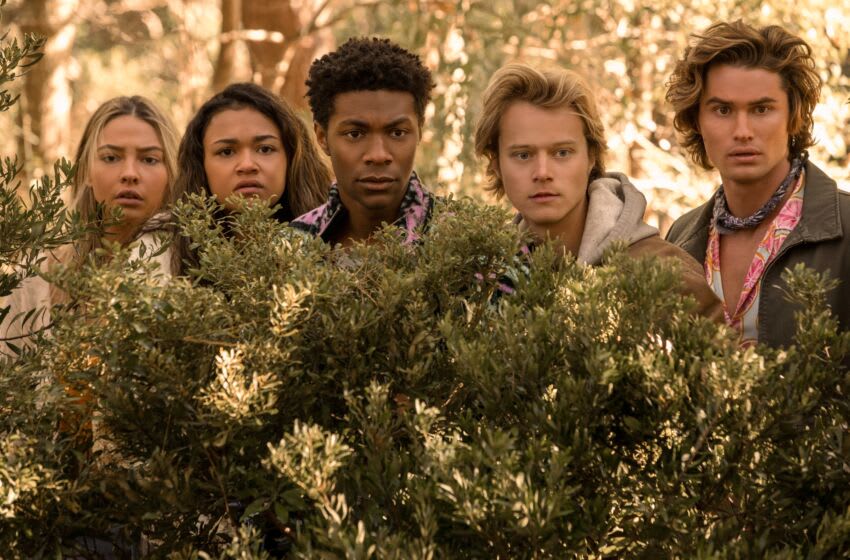 Outer Banks la saison 3 n'arrive pas en septembre 2022 3 OUTER BANKS (L à R) MADELYN CLINE comme SARAH CAMERON, MADISON BAILEY comme KIARA, JONATHAN DAVISS comme PAPE, RUDY PANKOW comme JJ, et CHASE STOKES comme JOHN B dans l'épisode 208 de OUTER BANKS Cr. JACKSON LEE DAVIS/NETFLIX © 2021