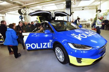 Panne pendant la course-poursuite – les policiers ne peuvent pas ouvrir les portes de leur Tesla › - 9