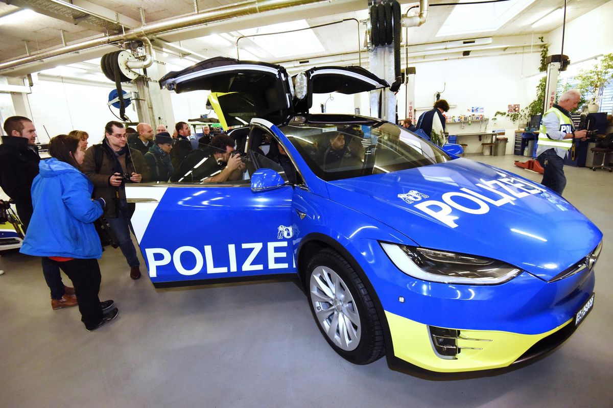 Panne pendant la course-poursuite – les policiers ne peuvent pas ouvrir les portes de leur Tesla › 2 Panne pendant la course-poursuite – les policiers ne peuvent pas ouvrir les portes de leur Tesla › - 1