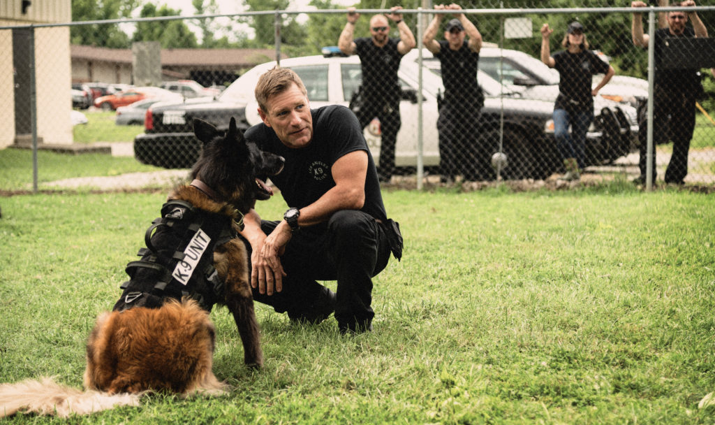 Photo de premier regard: Aaron Eckhart en tant qu'officier du LAPD K-9 Jake Rosser dans MUZZLE 4 Photo de premier regard: Aaron Eckhart en tant qu'officier du LAPD K-9 Jake Rosser dans MUZZLE - 3