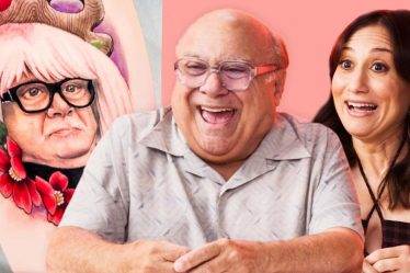 Regardez Danny DeVito s'émerveiller devant tous les endroits où les gens ont tatoué son visage - 7