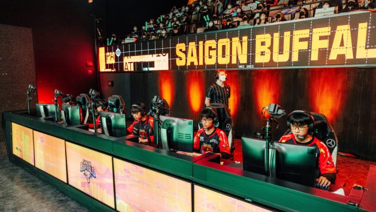 Le mid laner et l'entraîneur-chef de Saigon Buffalo obtiennent des visas en un rien de temps pour les Mondiaux 2022 2 Le mid laner et l'entraîneur-chef de Saigon Buffalo obtiennent des visas en un rien de temps pour les Mondiaux 2022 - 1