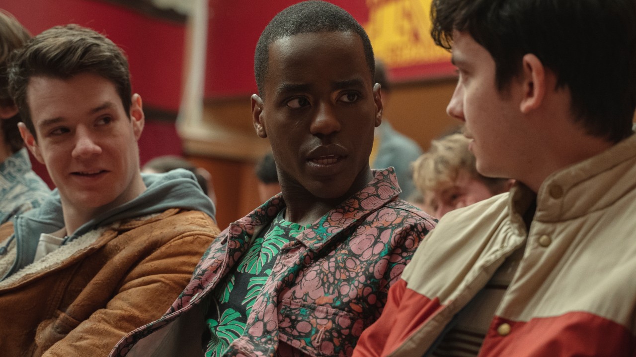 Sex Education Saison 4 : 6 choses rapides que nous savons sur le prochain épisode 3 Ncuti Gatwa et Asa Butterfield dans Sex Education sur Netflix
