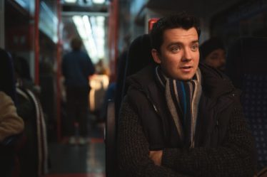 Sex EducationAsa Butterfield dirigera Your Christmas Or Mine ? - 10
