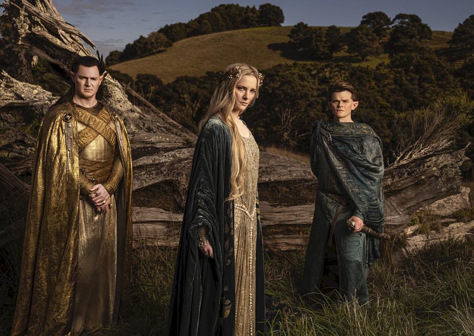 The Rings of Power emmène les fans une fois de plus dans le royaume magique de JRR Tolkien 3 Le Seigneur des Anneaux : Les Anneaux de Pouvoir LR : King Gil-Galad (Benjamin Walker), Galadriel (Morfydd Clark) et Elrond (Robert Aramayo).