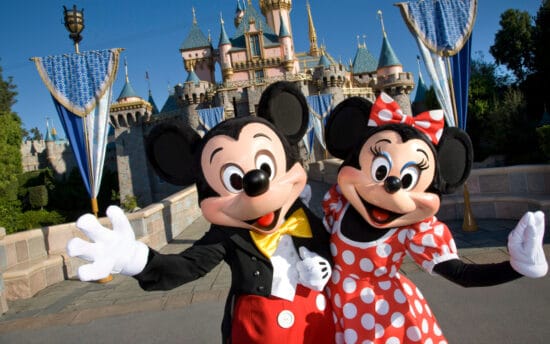 Un invité "ayant droit" attrape un personnage sans son consentement, la photo est immédiatement rejetée 9 mickey et minnie avec le château de la belle au bois dormant disneyland