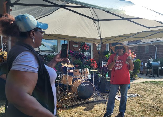 Une fête de quartier rend hommage à un voisin décédé d'Eastpointe – Macomb Daily 3 Mary Hall-Rayford (à droite) parle de Jeanne Trice dont la vie a été célébrée lors de la fête de quartier annuelle de samedi.(PHOTO DE SUSAN SMILEY)