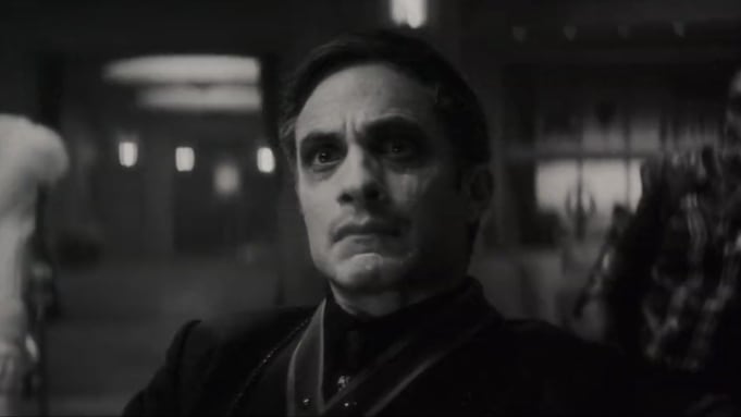 Gael García Bernal dans le rôle de Jack Russell dans "Loup-garou de nuit" sur Disney+